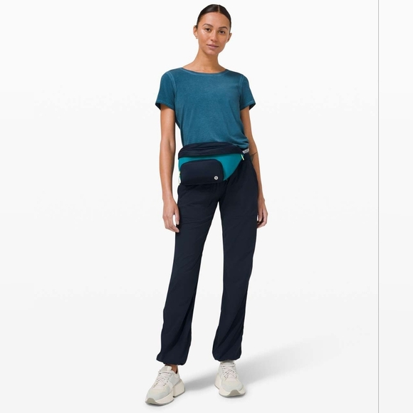 Lululemon The Rest is Written Belt Bag *3L True Navy / Hawaiian Blue - Picture 2 of 8